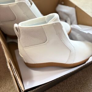 Sorel Women’s Out and About Slip on White Ankle Boots Sz 8.5